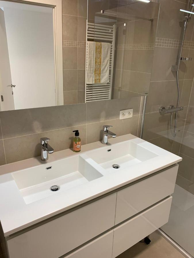 Lichtrijk 2-Slaapkamerappartement Met Zeezicht En Gratis Parking Oostende Bagian luar foto