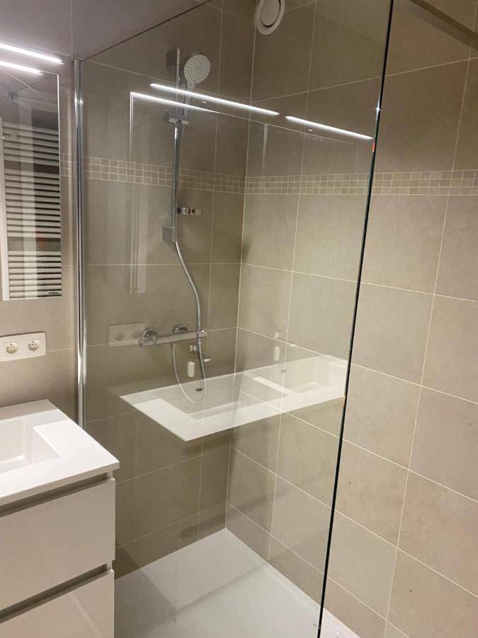 Lichtrijk 2-Slaapkamerappartement Met Zeezicht En Gratis Parking Oostende Bagian luar foto