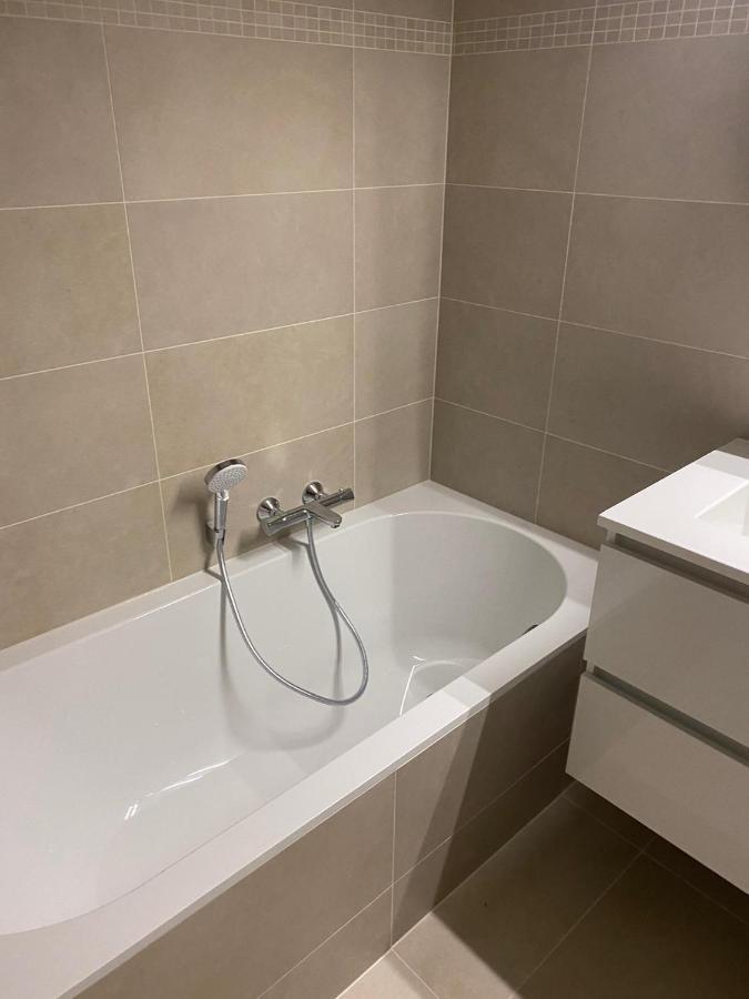 Lichtrijk 2-Slaapkamerappartement Met Zeezicht En Gratis Parking Oostende Bagian luar foto