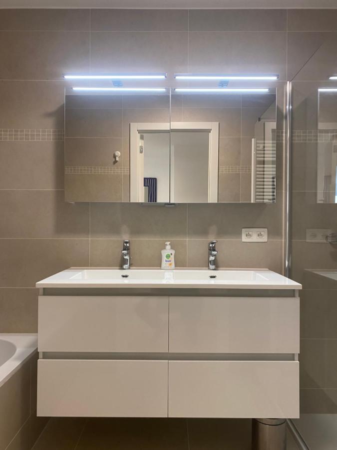 Lichtrijk 2-Slaapkamerappartement Met Zeezicht En Gratis Parking Oostende Bagian luar foto