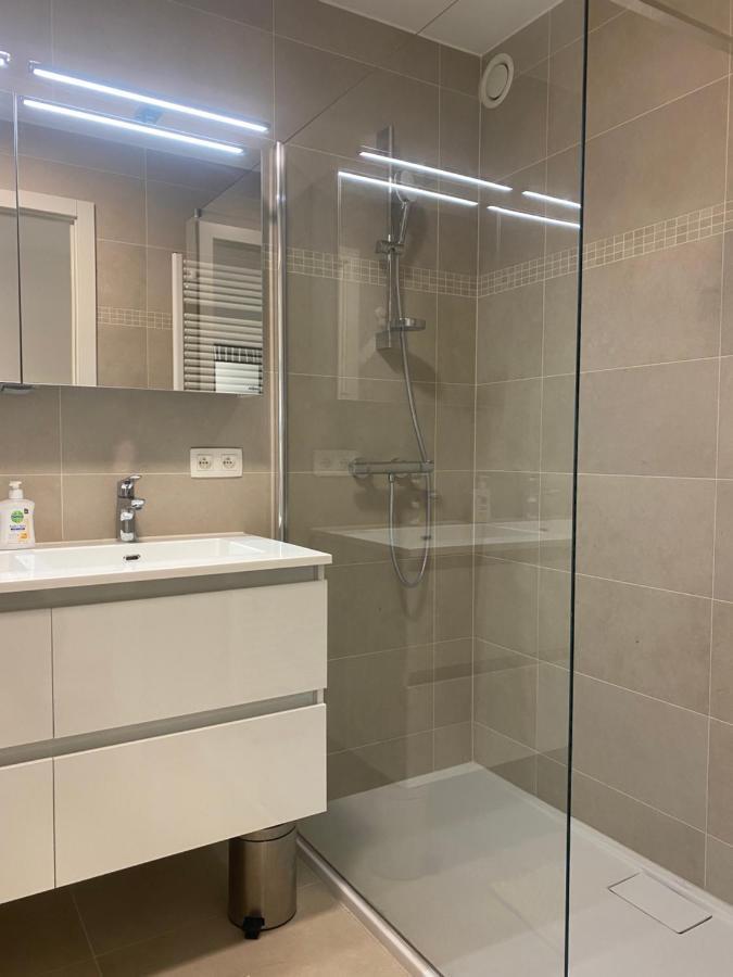 Lichtrijk 2-Slaapkamerappartement Met Zeezicht En Gratis Parking Oostende Bagian luar foto